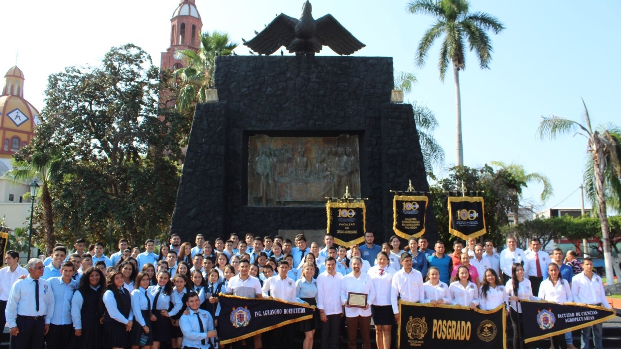 Condecora el Ayuntamiento de Apatzingán a UMSNH por su Centenario