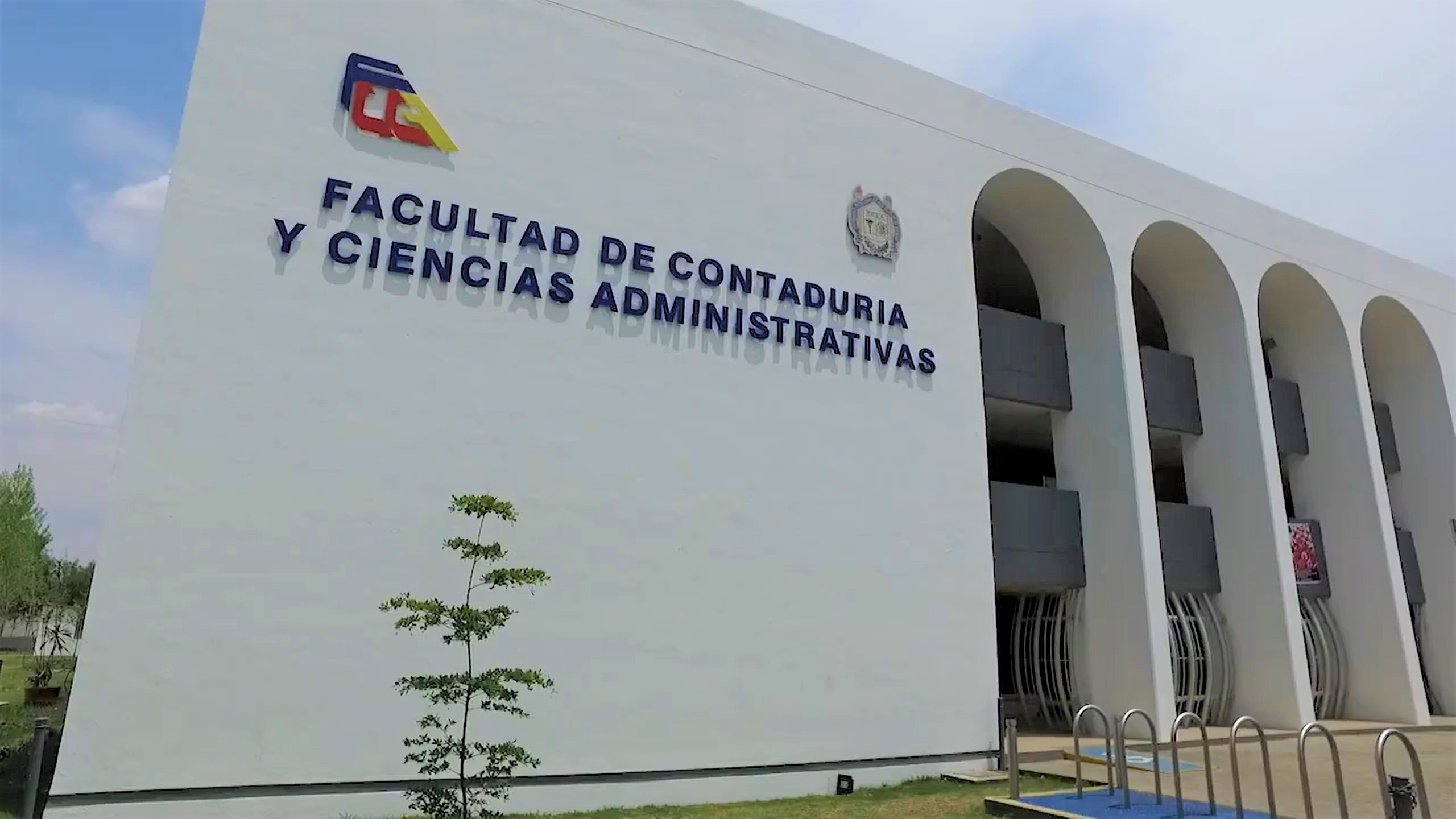 La FCCA comparte con la Facultad de Derecho y Ciencias Sociales de la UMSNH presencia en la totalidad de las unidades profesionales en el interior del estado de Michoacán La FCCA comparte con la Facultad de Derecho y Ciencias Sociales de la UMSNH presencia en la totalidad de las unidades profesionales en el interior del estado de Michoacán