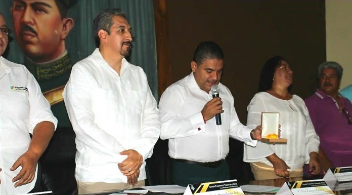 Condencora el Ayuntamiento de Parácuaro, Michoacán al Rector de la UMSNH