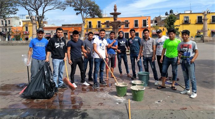 Jóvenes moradores de la 2 de Octubre remozan la Plaza Carrillo