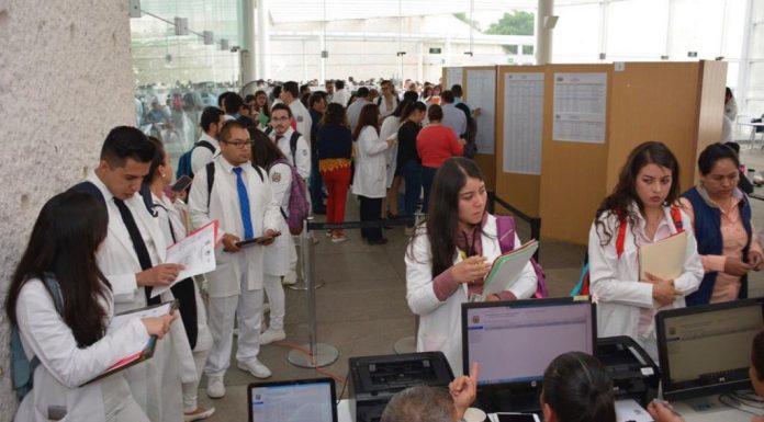 Reciben asignación de plaza de Servicio Social egresados de la Facultad de Medicina de la UMSNH