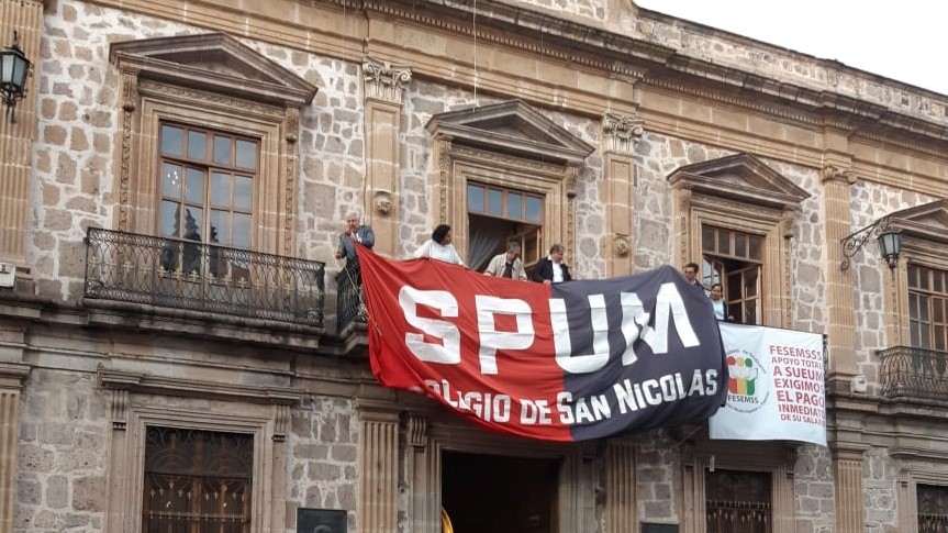 Instalación de banderas rojinegras | Huelga del SPUM