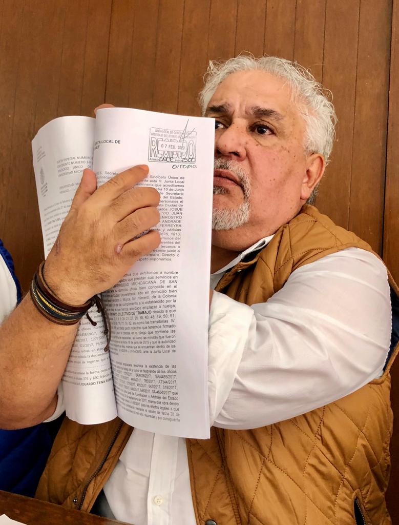 El Secretario General del SUEUM, Eduardo Tena Flores, mostrando el listado (padrón) de socios que entregó a la JLCA y le fue devuelto en acta oficial.