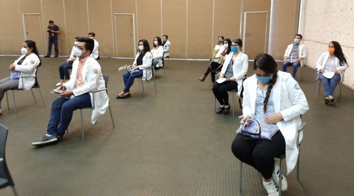Continúa la UMSNH entregando material de protección a pasantes de Medicina y Enfermería