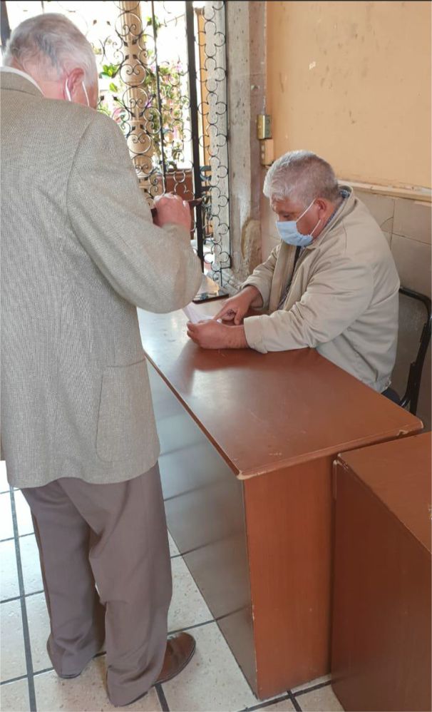 El notario público número 25 Lic. salvador Hernández Mora, entrega la notificación del oficio de autoridades en las instalaciones del SUEUM, recurrente es la negativa del personal del SUEUM en no recibir documentos.