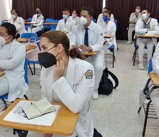 El Hospital General de Uruapan recibe a 30 médicos internos de pregrado