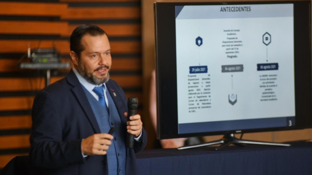 Dr. Orépani García Rodríguez, secretario académico de la Universidad Michoacana de San Nicolás de Hidalgo, expone ante el Consejo Universitario el plan de regreso a clases.