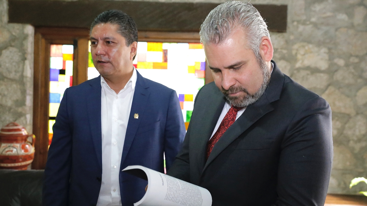El Rector de la UMSNH, entregó al Gobernador de Michoacán, Mtro. Alfredo Ramírez Bedolla, el informe de actividades de la UMSNH 2020