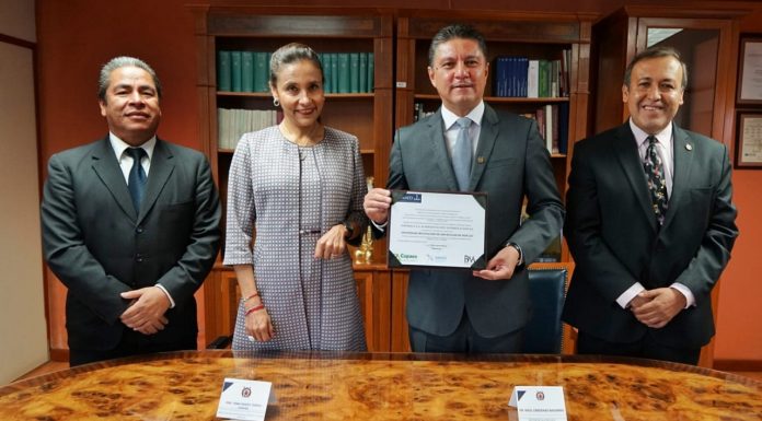 La Licenciatura en Derecho de la FDCS- UMSNH, logra Reacreditación Nacional y Primera Internacional El Rector de la UMSNH, Dr. Cárdenas Navarro, entrega a la directora de la Facultad de Derecho y Ciencias Sociales de la UMSNH, Dra. Torres Chávez, los documentos de acreditación, es acompañada por los doctores Arevalo y Chávez Gutiérrez, ex directores de la FDCS.