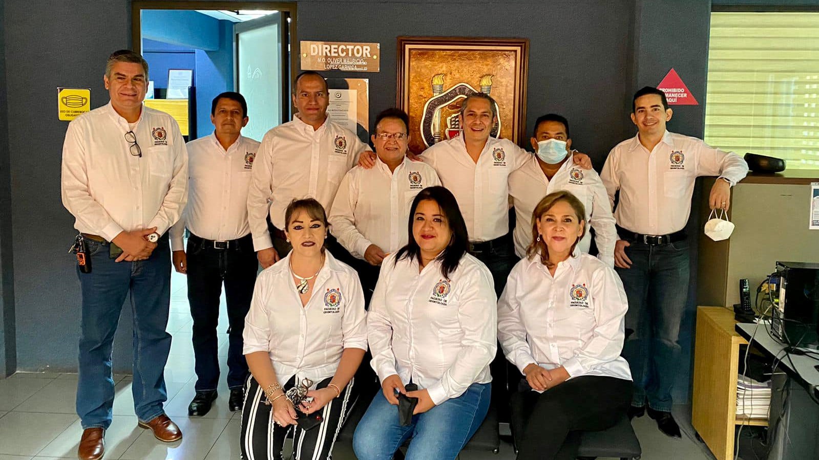 El equipo de trabajo para el proceso de acreditación de la Facultad de Odontología, encabezados por su director el Dr. Oliver Mauricio López Garnica