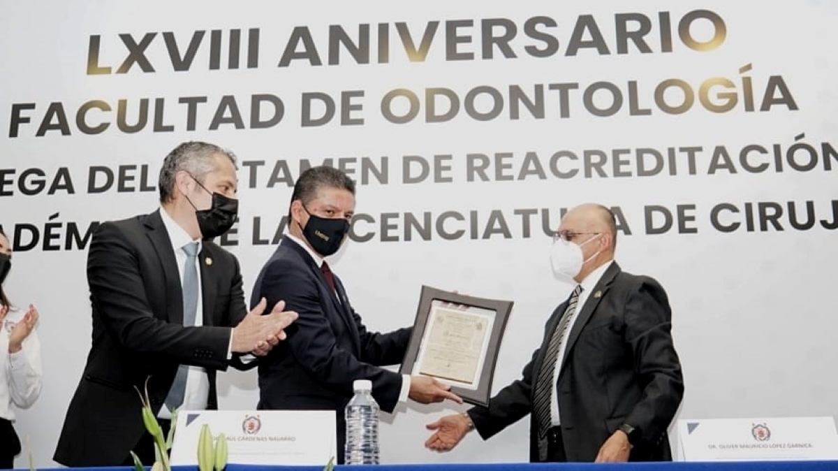 La Facultad de Odontología recibe la reacreditación por parte de  el presidente de Consejo Nacional de Educación de Odontológica A. C. (CONAEDO),