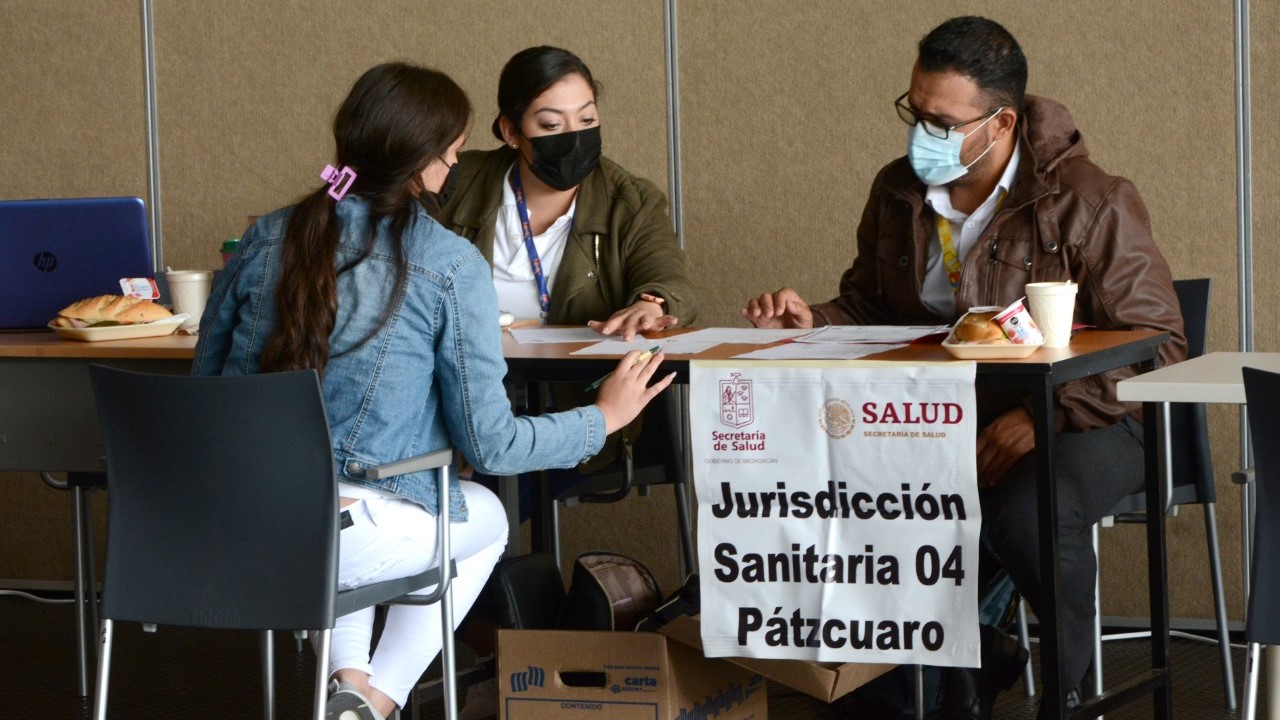 Personal de la Secretaría de Salud en el Estado de Michoacán, asi como del Instituto Mexicano del Seguro Social, reciben la documentación de quienes realizarán el servicio social.