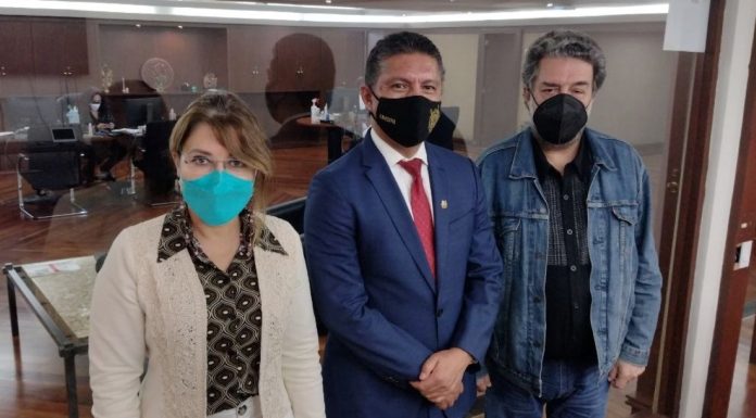 Informa la UMSNH a la SEP sus Avances en Materia Financiera El Subsecretario de Educación Superior, Luciano Concheiro Bórquez, la titular de la Dirección General de Educación Superior Universitaria e Intercultural de la Secretaría de Educación Pública (DGESUI), Carmen Rodríguez Armenta, al centro, el Dr. Raúl Cárdenas Navarro, Rector de la Universidad Michoacana de San Nicolás de Hidalgo.