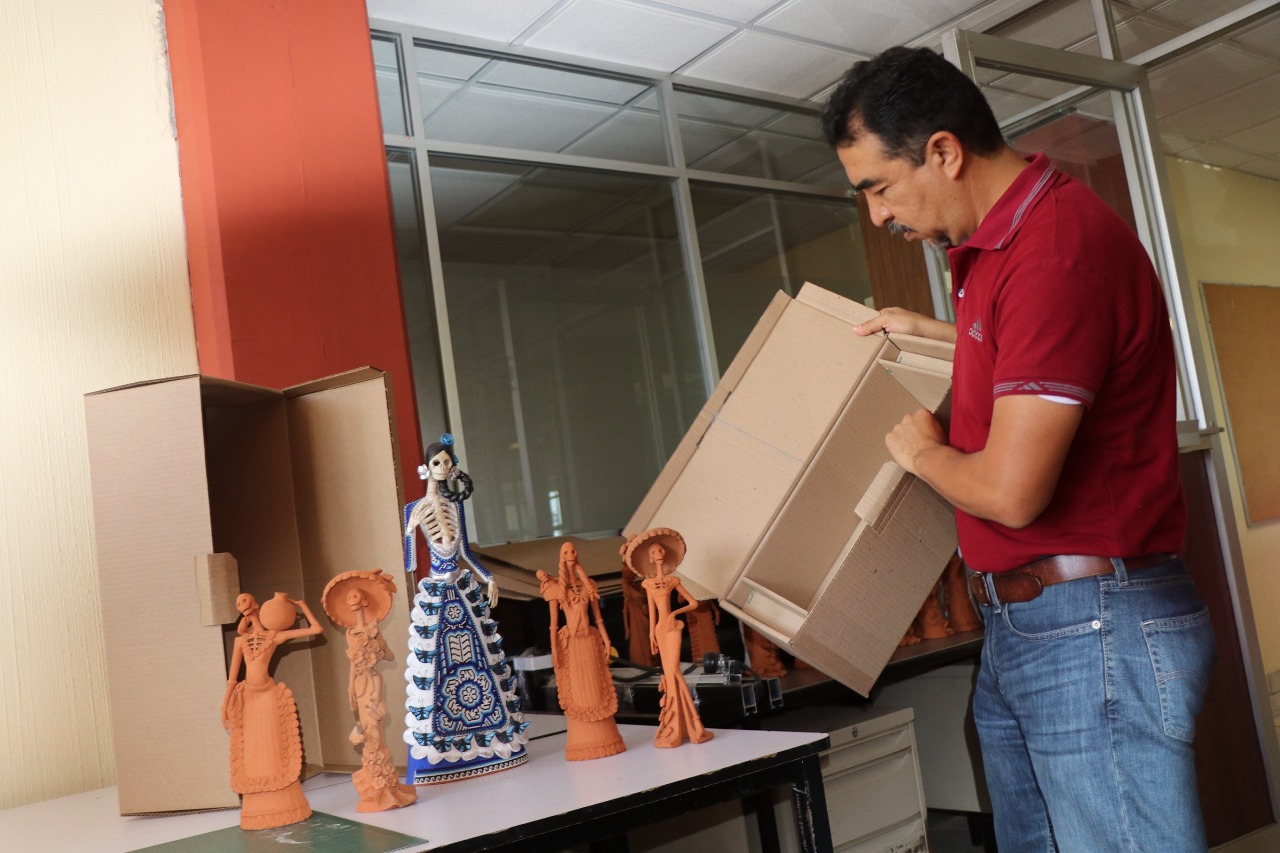 Crean estudiantes del ITM, embalaje para la exportación de Catrinas de Capula