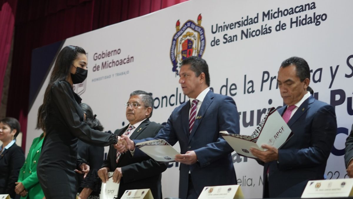 Primer y segunda generación de la Licenciatura en Seguridad Pública y Ciencias Forenses de la UMSNH, realizó su ceremonia de egreso