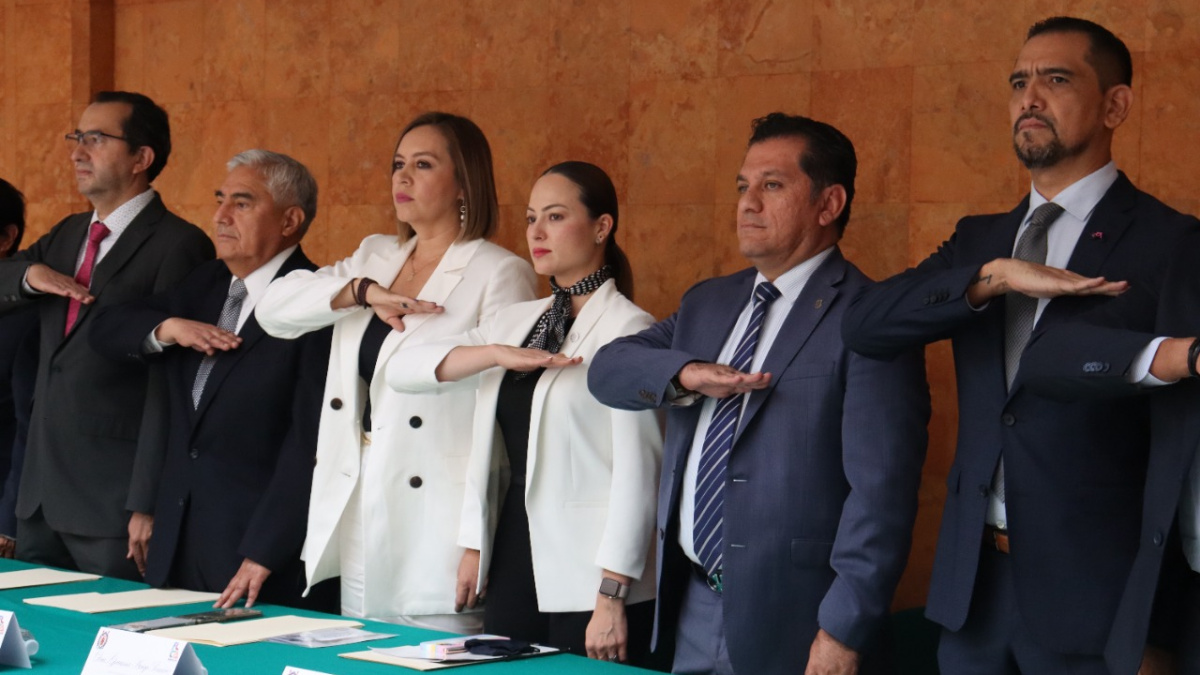 Autoridades de la Facultad de Contaduría y Ciencias Administrativas de la Universidad Michoacana estuvieron presentes en el testimonio de agradecimiento de la generación 1968-1972