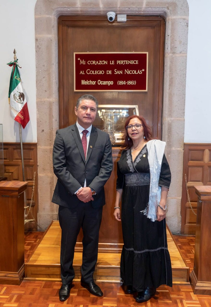 La secretaria de Educación del Gobierno Federal, Mtra. Leticia Ramírez Anaya, rindió honores al recisnto donde descansa el corazón de Melchor Ocampo