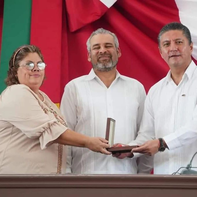 Recibe la presea Constitución de 1814 la Universidad Michoacana de San Nicolás de Hidalgo 