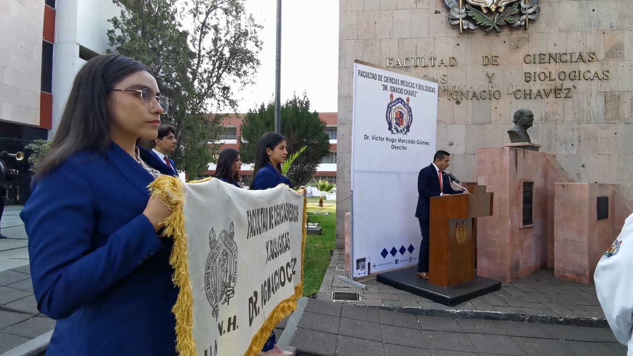 El director de la Facultad de Ciencias Médicas y Biológicas "Dr. Ignacio Chávez" Dr. Víctor Hugo Mercado Gómez dio la bienvenida a las estudiantes.