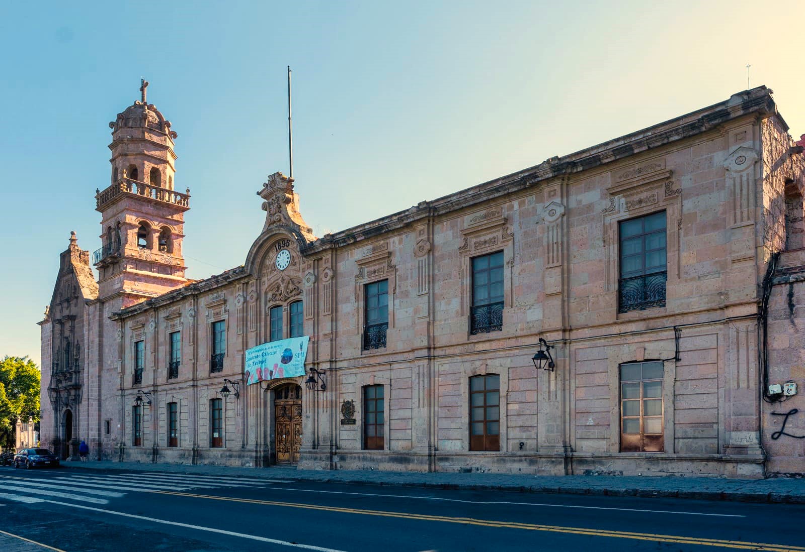 Facultad de Derecho y Ciencias Sociales de la Universidad Michoacana de San Nicolás de Hidalgo, en Morelia, Michoacán, México. Facultad de Derecho y Ciencias Sociales de la Universidad Michoacana de San Nicolás de Hidalgo, en Morelia, Michoacán, México.
