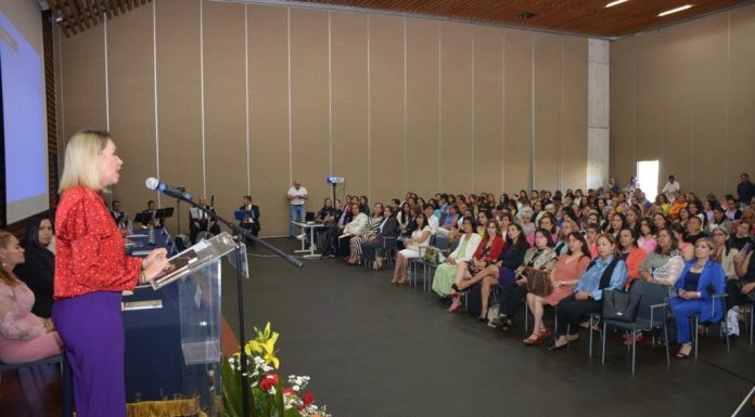 Adios al sindicato «único» de empleados, Rectora de la UMSNH asiste con ambas dirigencias a conmemorar el 8M