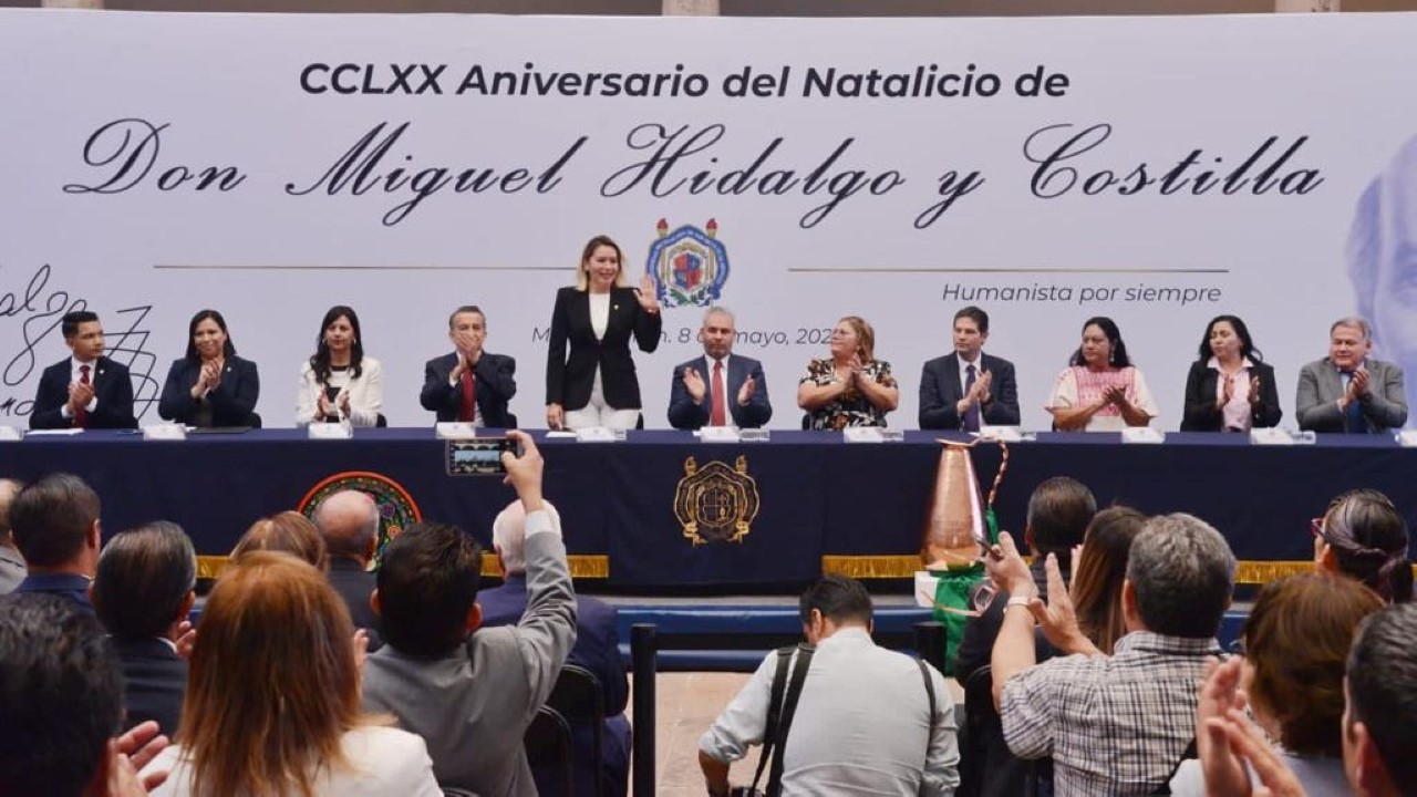 Autoridades universitarias y gubernamentales se dieron cita en el Colegio primitivo y nacional de San Nicolás de Hidalgo. Emblema histórico de la Universidad Michoacana de San Nicolás de Hidalgo.