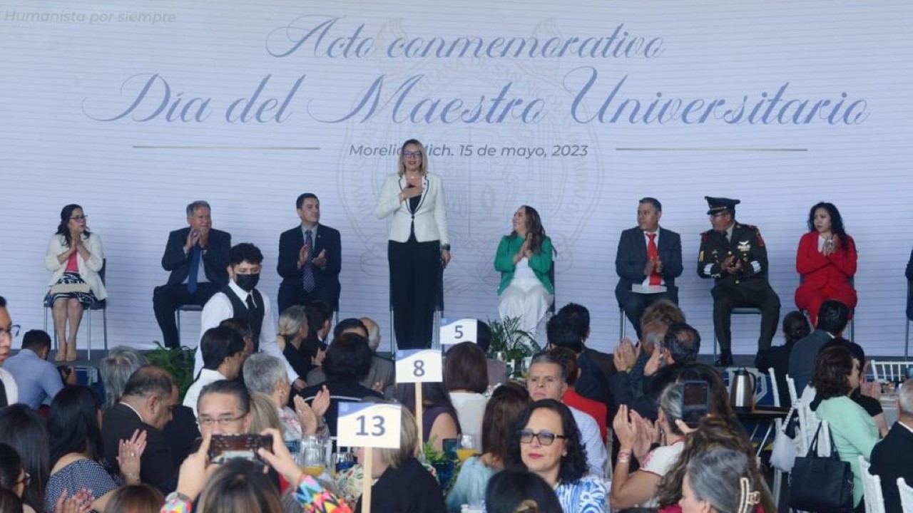 Autoridades, civiles, militares y universitarias se dieron cita para celebrar el día del Maestro Universitario.
