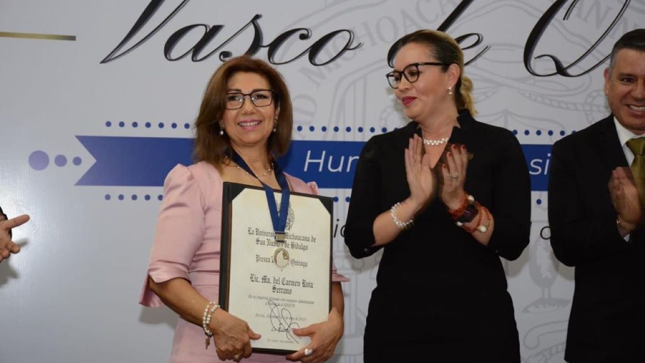 Presea Vasco de Quiroga a Ma. del Carmen Ruiz Serrano fue reconocida por su Trayectoria Destacada como Trabajadora Administrativa y Manual