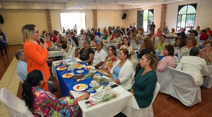 Celebración del Día de la Madre destaca el papel fundamental de las profesoras en la Universidad Michoacana