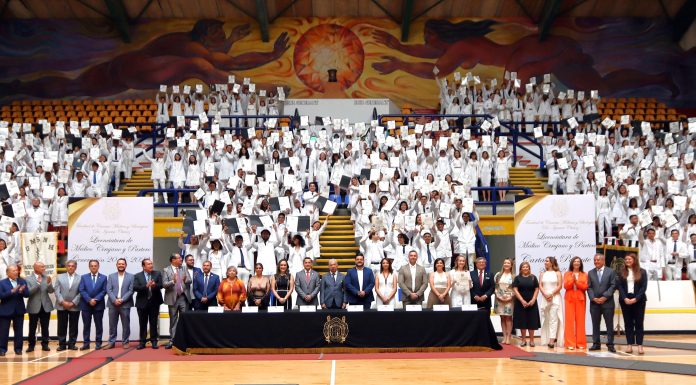 Egresan 474 jóvenes médicos de la UMSNH: Una generación de esperanza y valentía