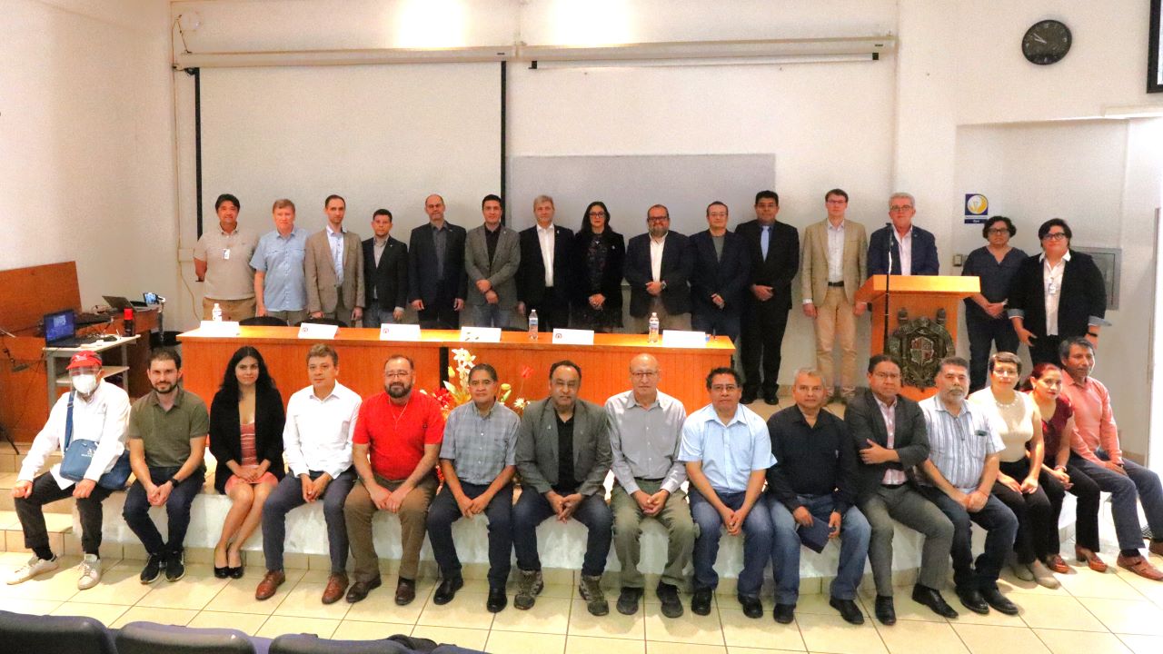 La delegación del JINR,en la foto oficial con investigadores de la UMSNH