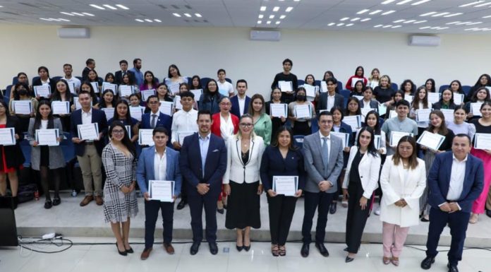 Inspirando Éxito: estudiantes de la UMSNH Brillan en Programa de Becas BBVA Chavos que inspiran fundación BBVA Entrega becas a estudiantes de la UMSNH