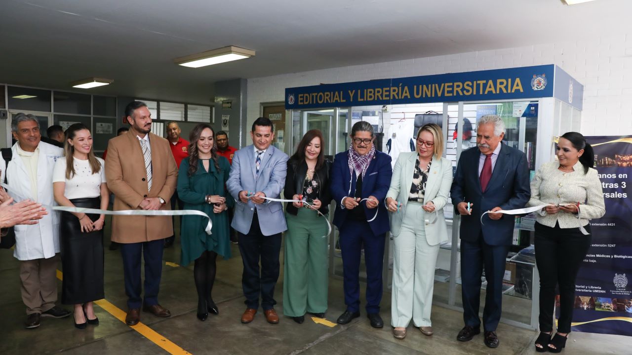 La rectora Yarabí Ávila y personalidades destacadas de la UMSNH en la inauguración de la Librería Universitaria en la Facultad de Ciencias Médicas y Biológicas.