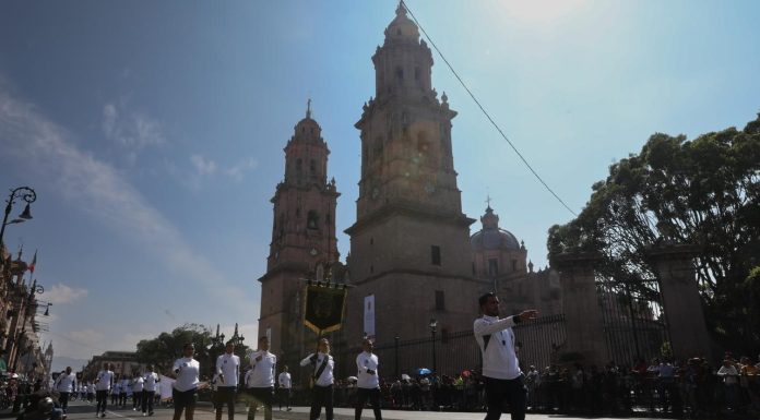 UMSNH Demuestra Orgullo en Desfile del 20-N