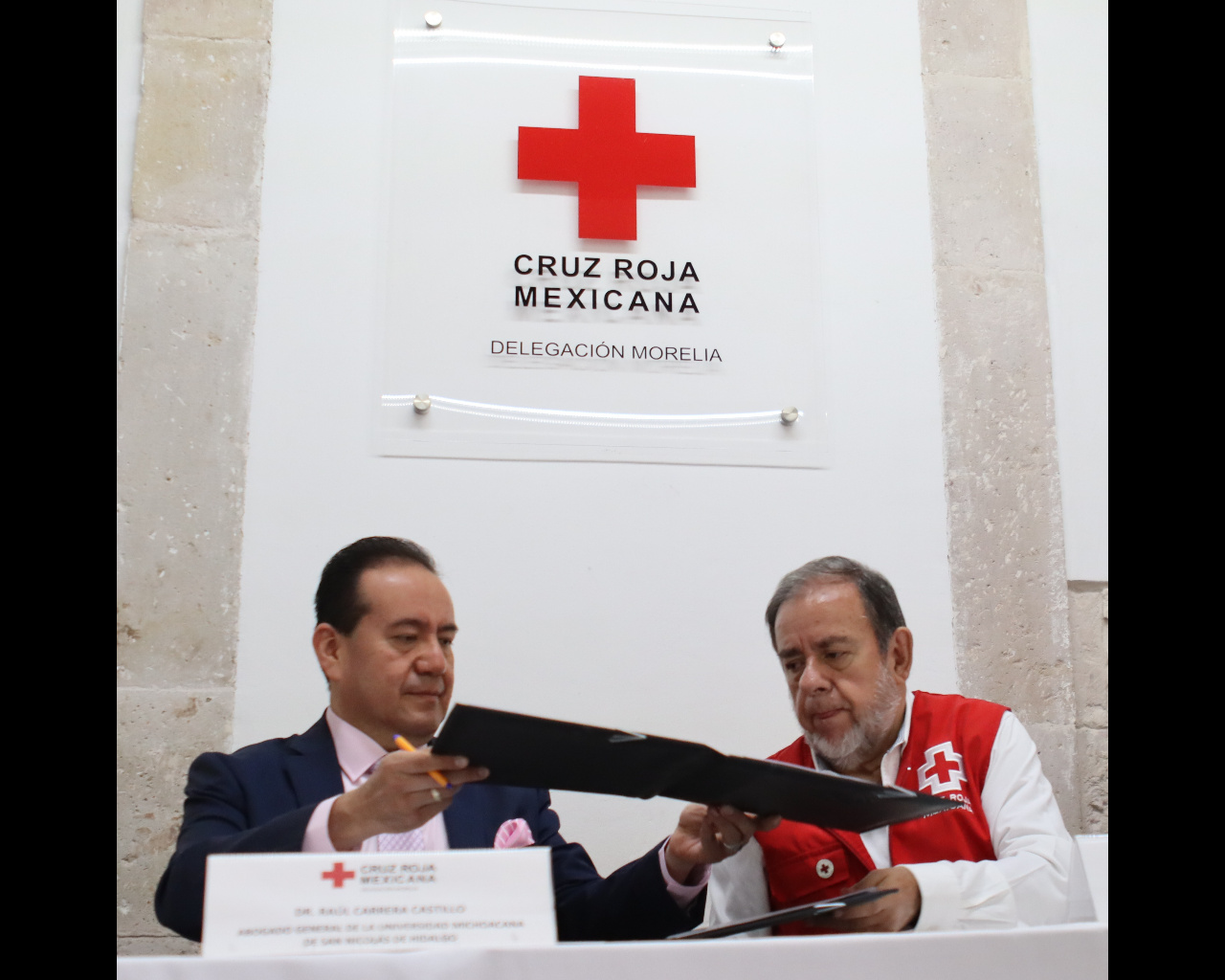 Firma de convenio entre la Universidad Michoacán y la Cruz Roja 