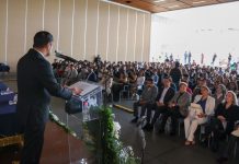 UMSNH Celebra Graduación de Licenciados en Biotecnología El Secretario General de la UMSNH, Javier Cervantes Rodríguez, se dirige a la generación 2019-2024, enfatizando el valor de los principios éticos adquiridos. Pie de foto 2: En un acto solemne, el Secretario General entrega cartas de pasante a los nuevos licenciados en Biotecnología, marcando el inicio de su futuro profesional.