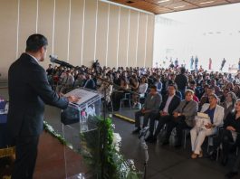 El Secretario General de la UMSNH, Javier Cervantes Rodríguez, se dirige a la generación 2019-2024, enfatizando el valor de los principios éticos adquiridos. Pie de foto 2: En un acto solemne, el Secretario General entrega cartas de pasante a los nuevos licenciados en Biotecnología, marcando el inicio de su futuro profesional.