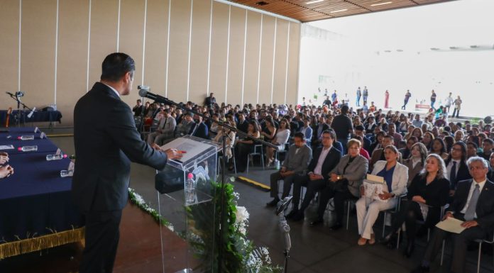 UMSNH Celebra Graduación de Licenciados en Biotecnología El Secretario General de la UMSNH, Javier Cervantes Rodríguez, se dirige a la generación 2019-2024, enfatizando el valor de los principios éticos adquiridos. Pie de foto 2: En un acto solemne, el Secretario General entrega cartas de pasante a los nuevos licenciados en Biotecnología, marcando el inicio de su futuro profesional.