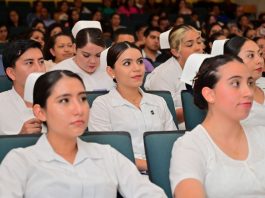 Uniformados con orgullo, futuros enfermeros y enfermeras participan activamente en su formación académica en la UMSNH.