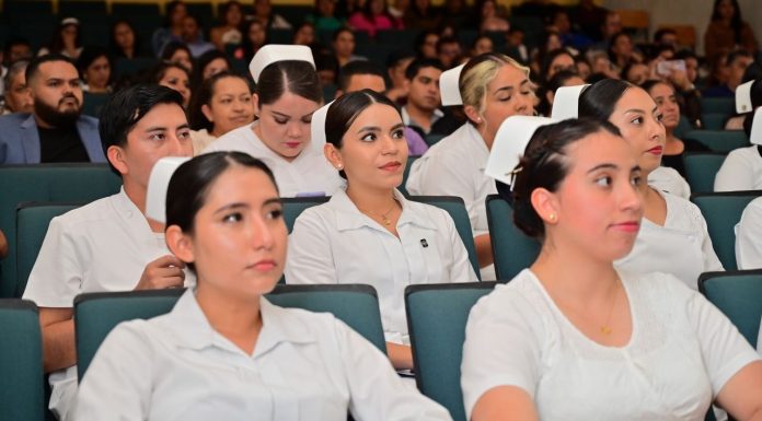 Facultad de enfermería de la UMSNH convoca a Curso Complementario, invita a Enfermeros a Profesionalizarse Uniformados con orgullo, futuros enfermeros y enfermeras participan activamente en su formación académica en la UMSNH.
