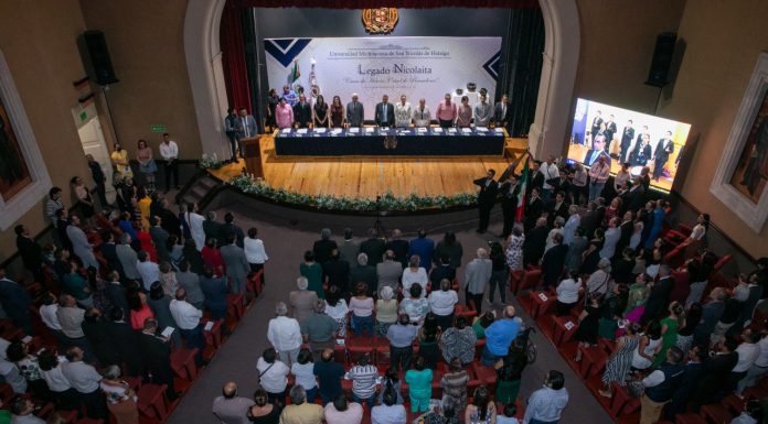 UMSNH Entrega el Legado Nicolaita a Docentes: Son el Rostro de la Universidad Vista general del auditorio durante la ceremonia del Legado Nicolaita en la Universidad Michoacana de San Nicolás de Hidalgo.