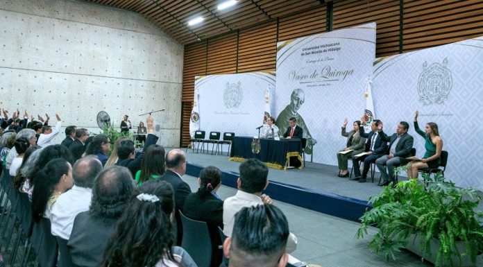Unidad y Compromiso: UMSNH Entrega la Presea “Vasco de Quiroga” 2024 Consejeros universitarios y público asistente durante la entrega de reconocimientos en la Universidad Michoacana.