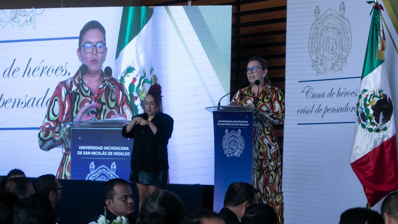 La rectora Yarabí Ávila se dirige a la comunidad universitaria durante la celebración del Día del Maestro Universitario. La rectora Yarabí Ávila González encabeza la conmemoración del Día del Maestro Universitario en la Universidad Michoacana.