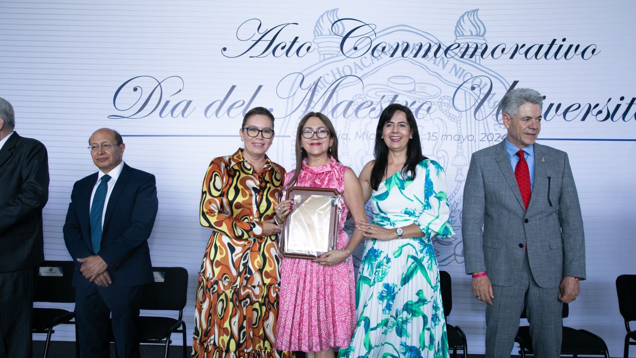 La rectora Yarabí Ávila y la secretaria de Educación, Gabriela Molina, entregan reconocimiento a destacada docente. La rectora Yarabí Ávila y la secretaria de Educación, Gabriela Molina, entregan reconocimiento a destacada docente.