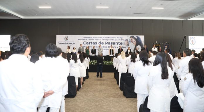 UMSNH entrega cartas de pasante a nuevos médicos