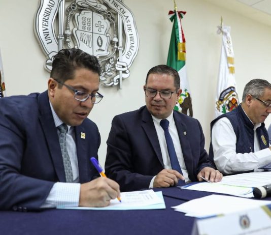 UMSNH publica resultados de admisión de su segunda convocatoria de nuevo ingreso Autoridades de la UMSNH verifican y firman los resultados de la segunda convocatoria de ingreso en un acto oficial.