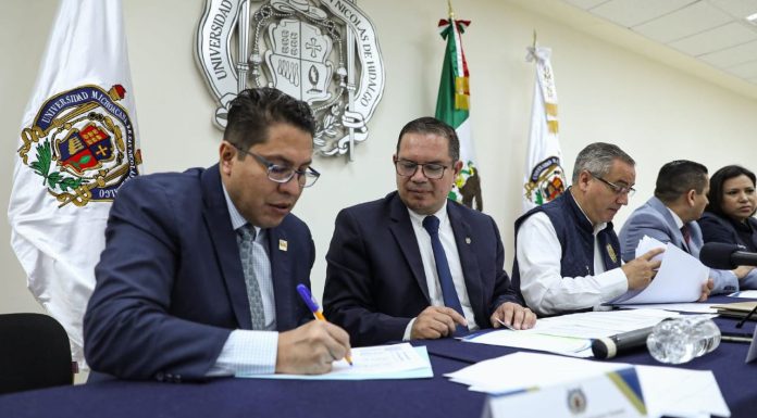 UMSNH publica resultados de admisión de su segunda convocatoria de nuevo ingreso Autoridades de la UMSNH verifican y firman los resultados de la segunda convocatoria de ingreso en un acto oficial.