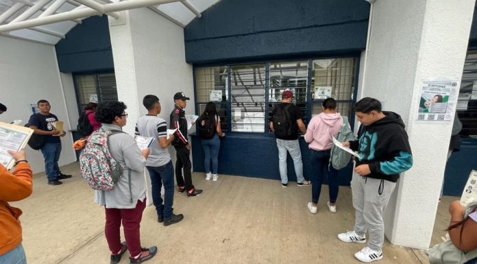 Inscripciones a la UMSNH, ¿Cómo? ¿Cuándo? ¿En dónde? ¿Cuánto? Jóvenes listos para inscribirse en la UMSNH, presentando la documentación requerida en Control Escolar.