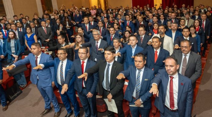 Consejo Universitario de la UMSNH inicia nueva era con nuevos consejeros Los consejeros universitarios entrantes toman protesta en una solemne ceremonia, comprometidos a trabajar por la transparencia y calidad educativa de la UMSNH.
