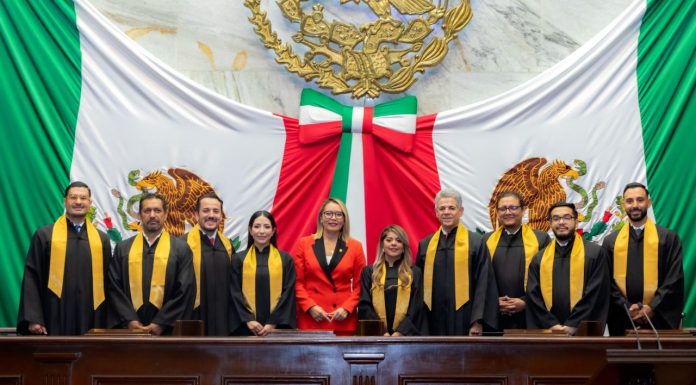 Rectora de la UMSNH pide a egresados marcar la diferencia Egresados de la Maestría en Derecho con Opción en Ciencia Política posan junto a las autoridades de la UMSNH y del Congreso del Estado de Michoacán.